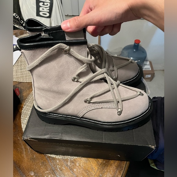 Doc Marten boots with unique lacing - Picture 4 of 6